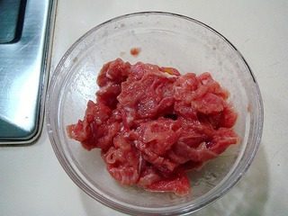 腐乳爆肉,倒入适量的水淀粉,用手反复的抓匀备用。