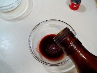 腐乳爆肉,倒入少许酱油和醋,滴入几滴绍酒。