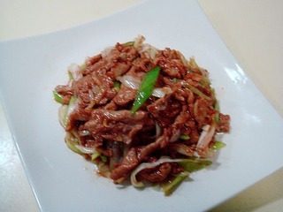 腐乳爆肉,把葱丝炒至断生便可出锅,出锅码盘便可上桌食用。