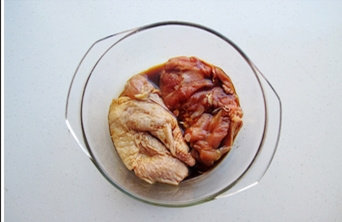 照烧鸡腿饭,将剔好骨的鸡腿肉用鸡腿腌料腌制30分钟。