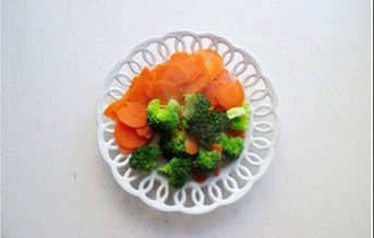 照烧鸡腿饭,将西兰花和<a style='color:red;display:inline-block;' href='/shicai/ 25'>胡萝卜</a>片放进开水焯一下。