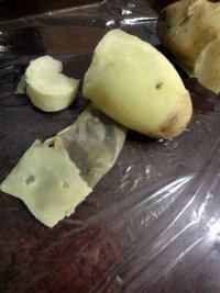 鸡肉焗土豆泥,蒸熟的土豆皮很容易剥掉~放到保鲜膜或者保鲜袋里.(保鲜袋刚好用没了.其实用保鲜袋最方便)包好土豆