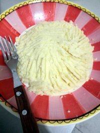 鸡肉焗土豆泥,用擀面杖碾成泥状.不要有颗粒.放适量盐,和耗油,耗油一点点点就够了不然会太咸,咸淡的话看个人口味.反正是熟的可以一边加一边尝尝
