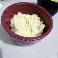 鸡肉焗土豆泥,搅拌好的土豆泥装进准备好的小碗里面~(长的好像冰激凌呀~)