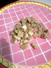 鸡肉焗土豆泥,准备一块<a style='color:red;display:inline-block;' href='/shicai/ 9601'>鸡腿肉</a>,或者直接从鸡腿上剃但是比较麻烦,也可以直接买那种鸡排,但一定要<a style='color:red;display:inline-block;' href='/shicai/ 9601'>鸡腿肉</a>.(鸡胸肉真的很不好吃....)提前腌好,奥尔良的要提前腌一晚上,酱油腌的话3个小时.腌好之后煎到快熟就可以拿出来了,不要煎太油太干(个人不喜欢麂皮所以把鸡皮扔掉了).切小丁备用