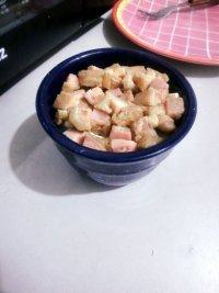 鸡肉焗土豆泥,将鸡肉均匀放在土豆泥上~也可以跟土豆泥混在一起
