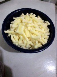 鸡肉焗土豆泥,再撒上奶酪~看自己喜欢.我喜欢吃奶酪所以放了很多~~奶酪可以用作批萨的那种~~