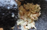南阳香茅棒棒鸡串,高良姜捣碎备用