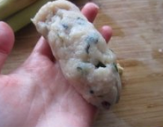 南阳香茅棒棒鸡串,用手把肉末搓成长条