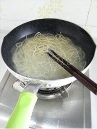 蔬菜炒面,放入面条,煮至面条8成熟,就是煮至面条中间还有一点白芯