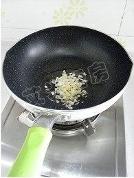 蔬菜炒面,重新起锅,倒油,再放入姜蒜末,中火爆香