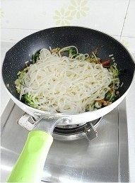 蔬菜炒面,将沥水的面条放入,锅子转成大火,用筷子将面条和蔬菜翻炒均匀