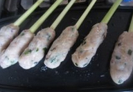 南阳香茅棒棒鸡串,中火,将香茅鸡肉串放在烧烤盘上烤到各面金黄后,转小火接着烤到香茅出香味
