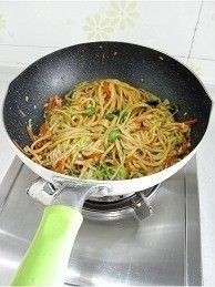 蔬菜炒面,用筷子迅速的将面条和蔬菜翻炒,使料汁均匀的裹在面条上