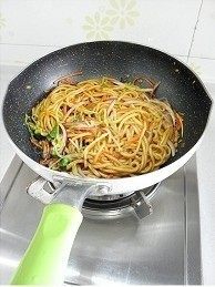 蔬菜炒面,大火翻炒均匀,关火,将面条盛在盘中