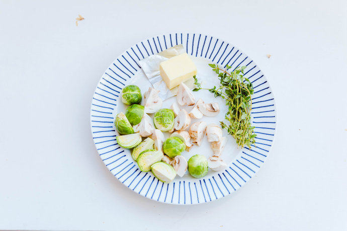 培根扇贝卷,切割配菜，<a style='color:red;display:inline-block;' href='/shicai/ 235'>口蘑</a>与<a style='color:red;display:inline-block;' href='/shicai/ 80960'>抱子甘蓝</a>1/4切开备用