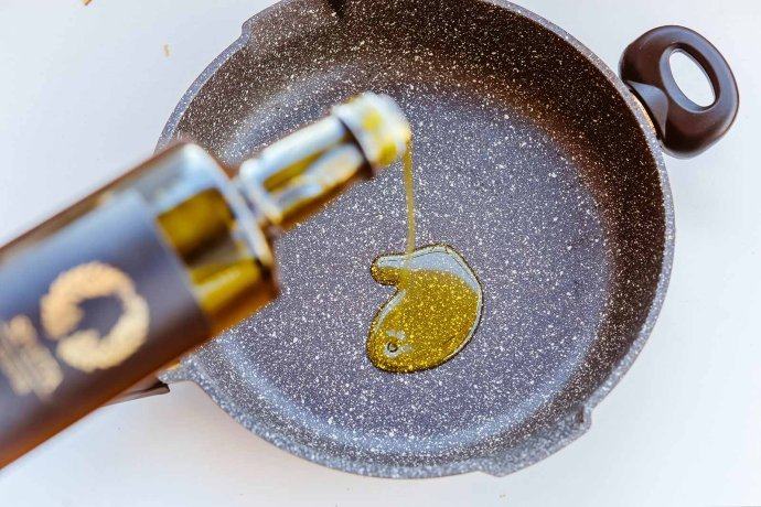 培根扇贝卷,取一口不粘锅，烧至冒烟后转小火，倒入<a style='color:red;display:inline-block;' href='/shicai/ 851'>橄榄油</a>