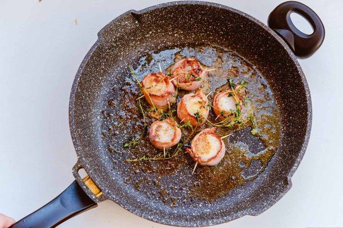 培根扇贝卷,放入扇贝培根卷小火慢煎