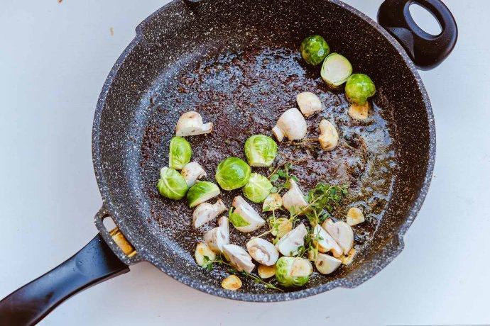 培根扇贝卷,将锅子倾斜，尽量让食材全部粘满锅中的酱汁，并用勺子将酱汁不停的淋在扇贝卷上，各面都煎好后出锅备用