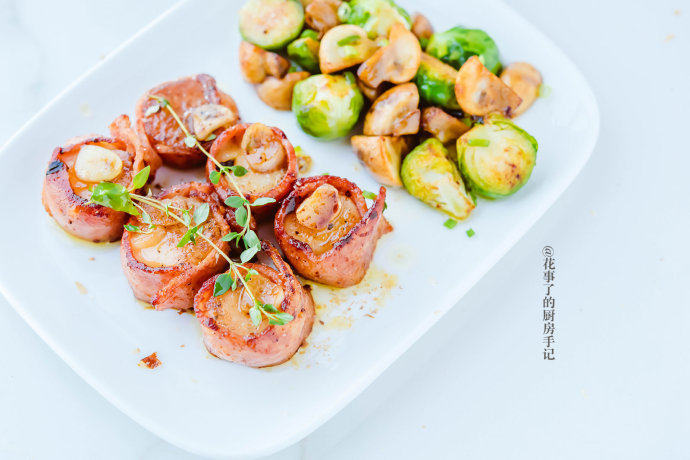 培根扇贝卷,煎成熟后出锅，与扇贝卷摆盘即可上桌