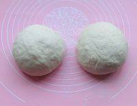 全麦蓝莓乳酪欧包,开始进行分割,每个的重量是300克。分割好进行稍微的整圆,这样整形的时候就会比较容易。分割整圆完之后,中间发酵30分钟