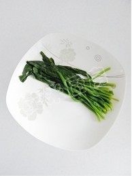 紫菜包饭,菠菜捞出过凉水后剪去菠菜根,挤净水分后待用