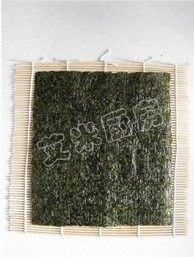 紫菜包饭,取一张<a style='color:red;display:inline-block;' href='/shicai/ 273'>紫菜</a>,放在专用的竹帘上