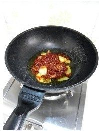 水煮鱼,重新起锅,放入<a style='color:red;display:inline-block;' href='/shicai/ 11801'>郫县豆瓣</a>酱和姜片,小火炒出红油