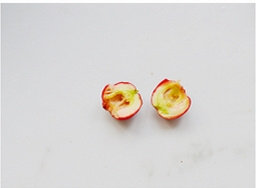 纯天然果丹皮 ,<a style='color:red;display:inline-block;' href='/shicai/ 599'>山楂</a>洗净，对半切开，去核。