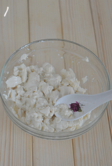 鸡刨豆腐,<a style='color:red;display:inline-block;' href='/shicai/ 465'>豆腐</a>控干净水,放在大碗中,用勺碾碎,不要太碎,蚕豆大小即可。