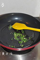 鸡刨豆腐,起锅热油,先将一半小葱花下锅,炒出香味儿