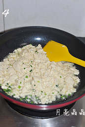 鸡刨豆腐,然后倒入豆腐碎,快速翻炒约30秒。