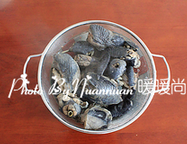 红枣山药乌鸡汤,焯水后的乌鸡用温水冲洗掉碎渣和浮沫,控水备用。
