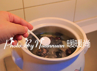 红枣山药乌鸡汤,关火前15分钟调入适量的盐继续煲,时间到关火即可食用。