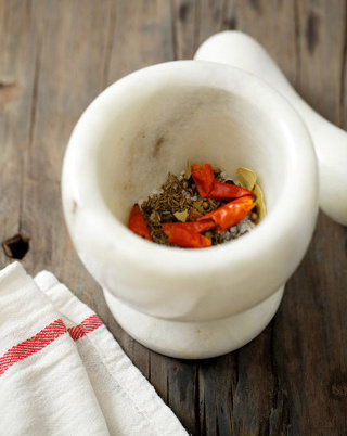 烤味猪肉堡,将香料研磨至细碎