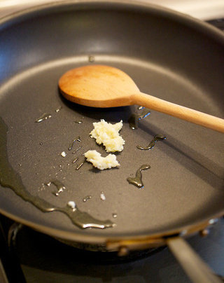 烤味猪肉堡,锅内热油，翻炒出香但不变色