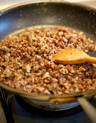 烤味猪肉堡,不要减小火力，继续翻炒至肉汁收干，肉糜并表面呈金黄色即可，加入水让肉糜炖煮5min软化，盐调味，略有酱汁时即可