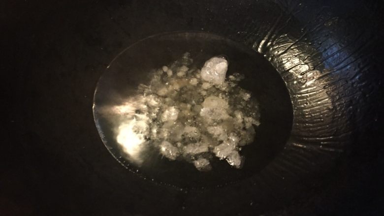 红烧肉,热锅冷油,油热加入冰糖炒至融化