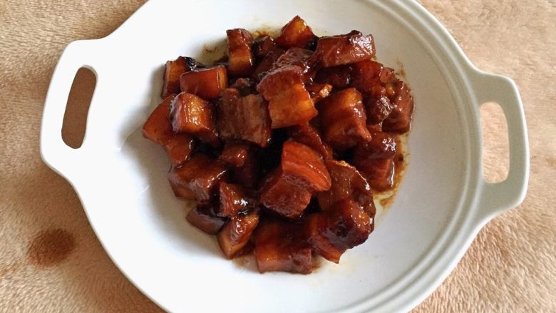 红烧肉,撒适量盐,继续炖煮十分钟,美味的红烧肉,肥而不腻,好吃好做,快来品尝吧