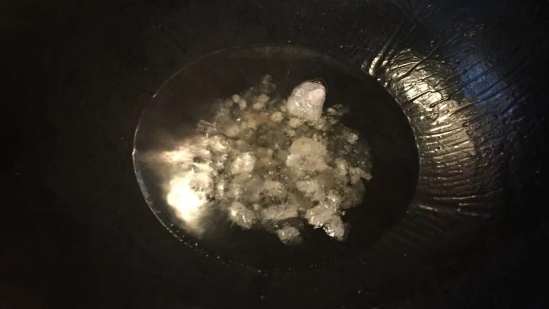红烧肉(炒糖色),热锅冷油,油热加入冰糖炒至变色