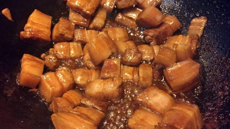 红烧肉(炒糖色),待冰糖变成褐色加入肉翻炒上色,越炒颜色越深
