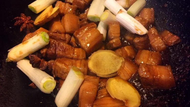 红烧肉(炒糖色),淋入酱油,葱段,姜片,八角