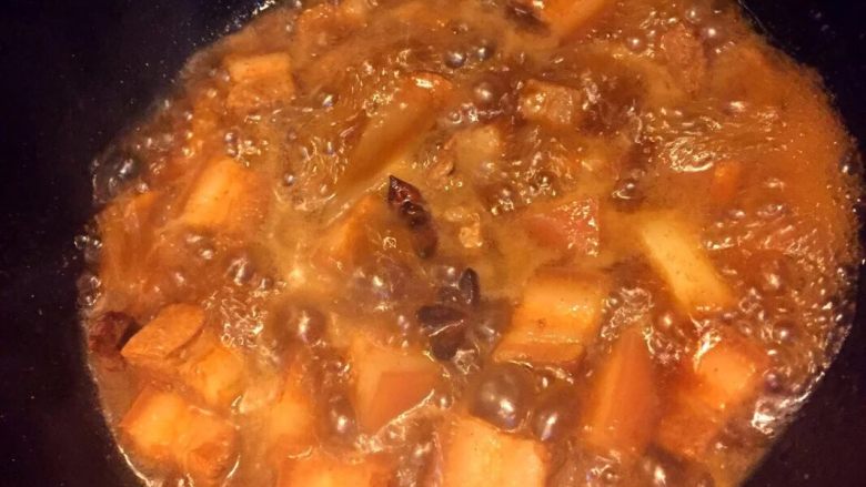 红烧肉(炒糖色),加入适量水,大火烧开,淋入料酒,转小火炖煮四十分钟