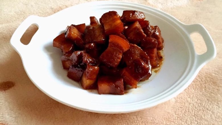 红烧肉(炒糖色),撒适量盐,继续炖煮十分钟,美味的红烧肉,肥而不腻,好吃好做,快来品尝吧