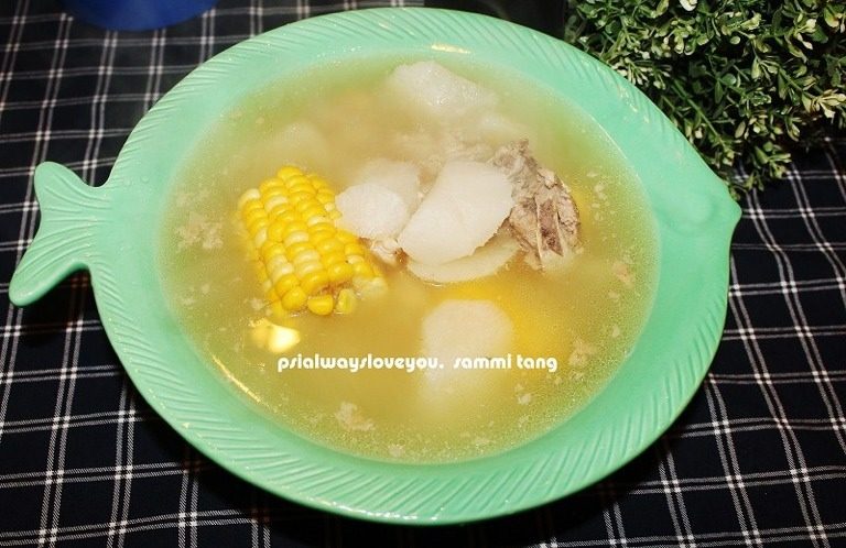 玉米白萝卜煲猪骨汤