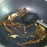 蒜薹肉丝,肉丝儿盛出后,锅子洗净,倒入少许食用油,油热放入蒜沫爆香,随后放入泡发好的茶树菇