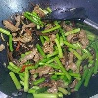 蒜薹肉丝,蒜薹稍微翻炒放入肉丝儿炒匀,然后加适量盐调味,出锅放入适量<a style='color:red;display:inline-block;' href='/shicai/ 788'>生抽</a>提味就可以了