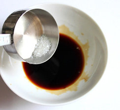 豉油王炒面,备好材料,调味料用一个小碗兑开
