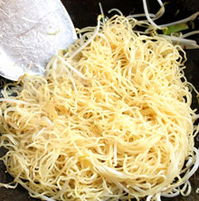 豉油王炒面,面条倒入以后,迅速翻炒面条(最好借助筷子),让所有面条都粘上油,这样炒出来的面条根根都清爽弹牙