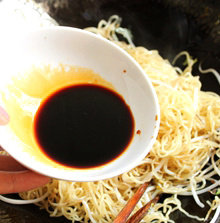 豉油王炒面,淋入之前调好的酱汁,马上翻炒均匀,要保证所有面条着色,如果铲子不好使,最好用筷子帮忙呢